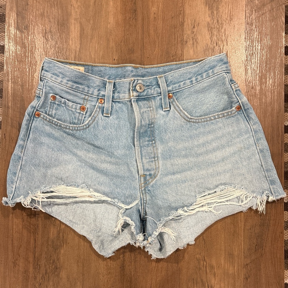 Levi’s 501 High Waisted Cut Off Shorts -Light Wash